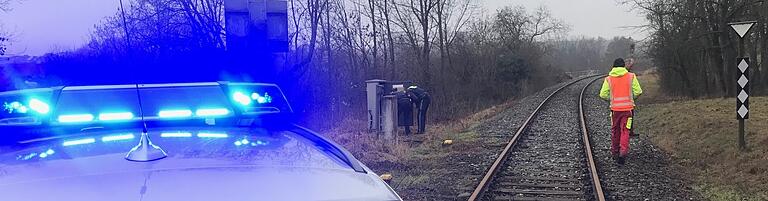 Die Polizei ermittelt am Tatort neben der Bahnstrecke.