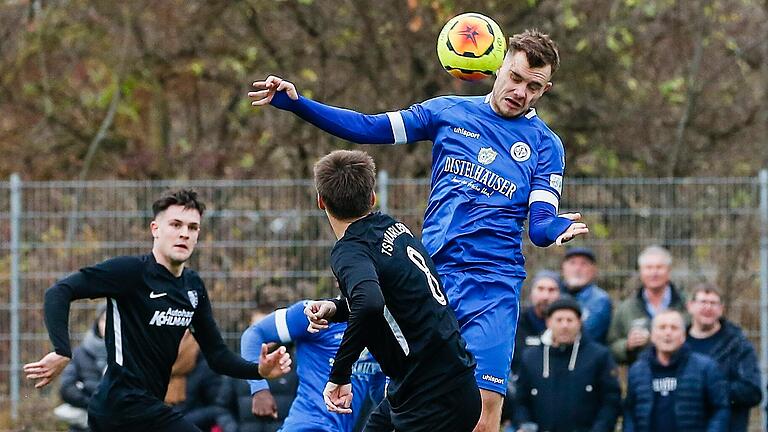 Kopfballduell zwischen Andreas Rösch (vorne, TSV Karlburg) und Fabio Bozesan (FV 04 Würzburg): Zuletzt standen sich die beiden Relegationsgegner Mitte November an der Mainaustraße gegenüber. Die Partie endete&nbsp; wie das Hinspiel unentschieden.