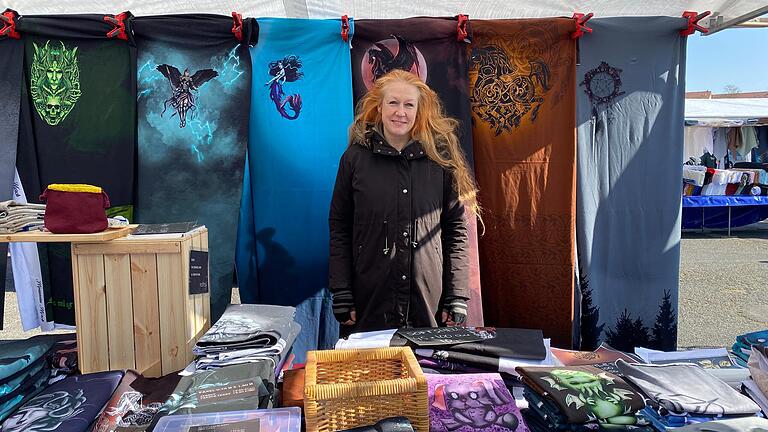 Sara Wennige von MetalMotte verkaufte auf dem deutsch-holländischen Stoffmarkt in Schweinfurt Stoffe mit ausgefallenen Motiven für Metal-, Gothic-, Rock- und Punk-Fans. Sara Wennige von MetalMotte verkaufte auf dem deutsch-holländischen Stoffmarkt in Schweinfurt Stoffe mit ausgefallenen Motiven für Metal-, Gothic-, Rock- und Punk-Fans.