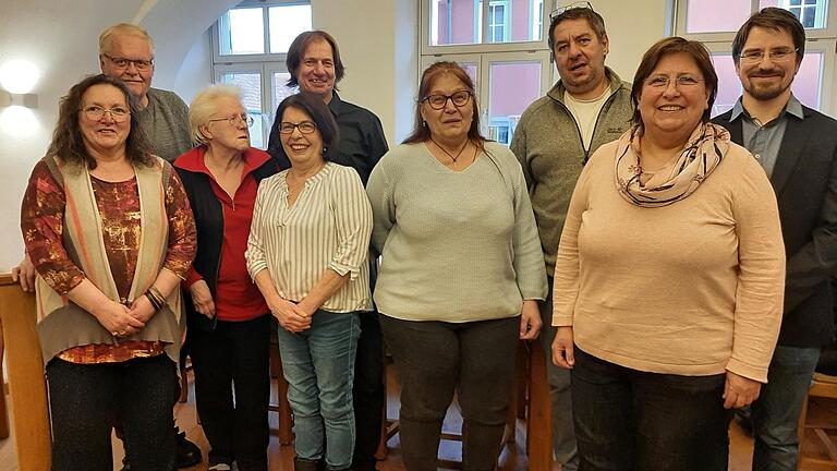 VdK-Kreisgeschäftsführer Peter Fersch (rechts) mit dem neuen Vorstandsteam (vorne) Margitte Geck, Erika Lohmann, Dolores Hartmann-Krstic, Margit Hofmann, Ilse Zeller, (hinten von links) Gerhard Brunner, Kai Scheidler und Helmut Hofmann.