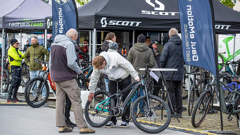 Die Fahrzeugschau bot auch die Gelegenheit, E-Bikes unter die Lupe zu nehmen. Die Fahrzeugschau bot auch die Gelegenheit, E-Bikes unter die Lupe zu nehmen.