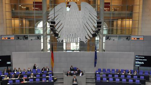 Im Bundestag       -  Der Bundesadler hat die Abgeordneten gut im Blick. Foto: Rainer Jensen.