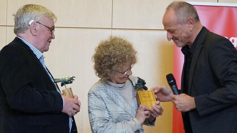Aus der Hand des Pro-Asyl-Vorsitzenden Andreas Lipsch (rechts) nahm Doris Otminghaus den Preis entgegen. Mit auf dem Bild: Der andere Preisträger des Jahres 2017, Wolfgang Seibert. Aus der Hand des Pro-Asyl-Vorsitzenden Andreas Lipsch (rechts) nahm Doris Otminghaus den Preis entgegen. Mit auf dem Bild: Der andere Preisträger des Jahres 2017, Wolfgang Seibert.