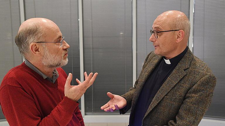Treff im Foyer - „Unsere Glatzen zogen sich an“: der Astrophysiker Harald Lesch (links) und der Theologe Thomas Schwartz beim freundschaftlichen Gespräch. Treff im Foyer - „Unsere Glatzen zogen sich an“: der Astrophysiker Harald Lesch (links) und der Theologe Thomas Schwartz beim freundschaftlichen Gespräch.