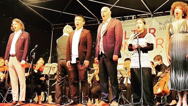 Prof. Wolfgang Kurz war wieder zu Gast in Ochsenfurt, diesmal mit dem Kammerorchester Würzburg und fünf Solistinnen und Solisten. Aufgeführt wurde die Oper „Der Barbier von Sevilla“. Prof. Wolfgang Kurz war wieder zu Gast in Ochsenfurt, diesmal mit dem Kammerorchester Würzburg und fünf Solistinnen und Solisten. Aufgeführt wurde die Oper „Der Barbier von Sevilla“.