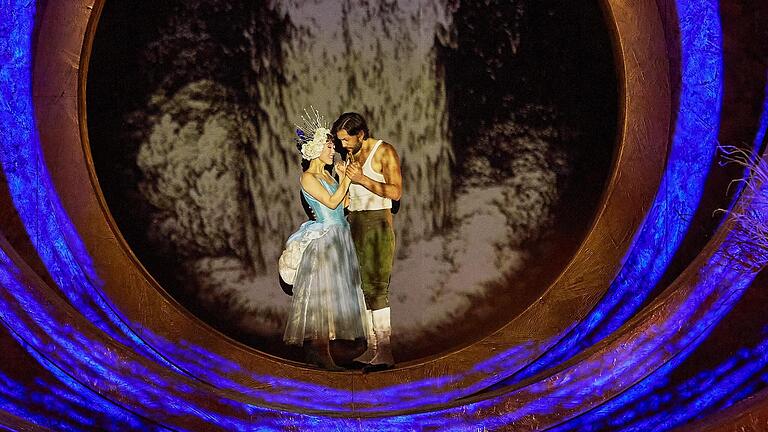 Akiho Tsujii (Pamina) und Roberto Ortiz (Tamino) in der 'Zauberflöte' (Saison 2021/22) Akiho Tsujii (Pamina) und Roberto Ortiz (Tamino) in der 'Zauberflöte' (Saison 2021/22)