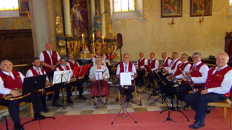 In der  Kapelle halten die Gelchsheimer Marktmusikanten mit ihrem Leiter Roland Schiffert (stehend) mit der Maiandacht die Erinnerung an den einstigen Wallfahrtsort wach.