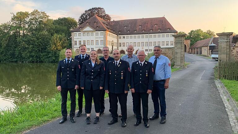 Vor dem Schloss Bimbach stehen (von links): 2. Vorsitzender und 1. Kommandant Martin Paul, 1. Vorsitzender Constantin Appold, Kassierin Amelie Appold, Kreisbrandmeister Martin Ebert, Ehrenkreisbrandrat Roland Eckert, 2. Bürgermeister Peter Eschenbacher, Manfred Appold, Rolf Landeck.