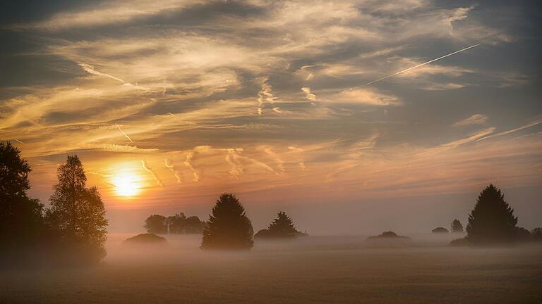 Erst Nebel, dann Sonne: Auch die Hochlagen in der Rhön können am Samstag mit vielen Sonnenstunden rechnen. Das Archivfoto wurde zwischen der Schornhecke und Thüringer Hütte aufgenommen.