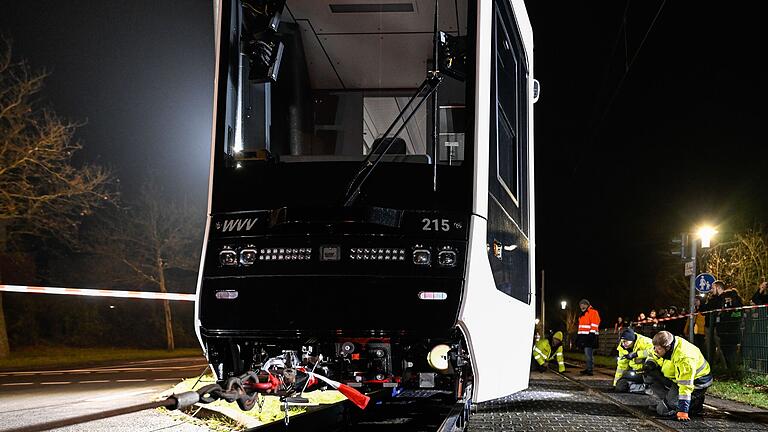 Links vorne hängt das Seil, mit dem der Abtransport der Straßenbahn gesichert wird.