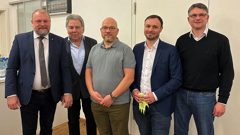 Die CSU in Unterpleichfeld gratuliert dem Burggrumbacher Frank Albert (Zweiter von rechts): Er wird versuchen, die nächste Bürgermeisterwahl zu gewinnen.