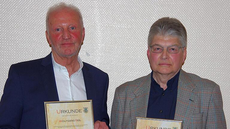 Hohe Würdigung: der neue Ehrenvorstand Wolfgang Beil (links) und Ehrenmitglied Robert Metzler. - Hohe Würdigung: der neue Ehrenvorstand Wolfgang Beil (links) und Ehrenmitglied Robert Metzler. Hohe Würdigung: der neue Ehrenvorstand Wolfgang Beil (links) und Ehrenmitglied Robert Metzler. - Hohe Würdigung: der neue Ehrenvorstand Wolfgang Beil (links) und Ehrenmitglied Robert Metzler.