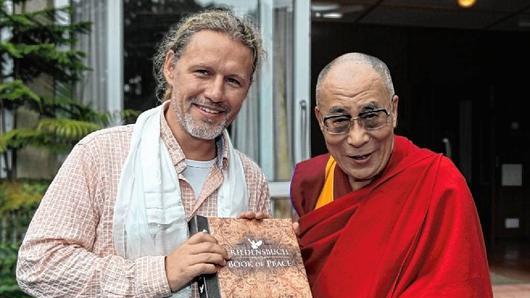 Mario Goldstein traf bei seiner Reise nach Indien auf den Dalai Lama. Von seinen Erlebnissen erzählt der Aussteiger bei  einem Multivisionsvortrag in der Stadthalle in Haßfurt am nächsten Dienstag.