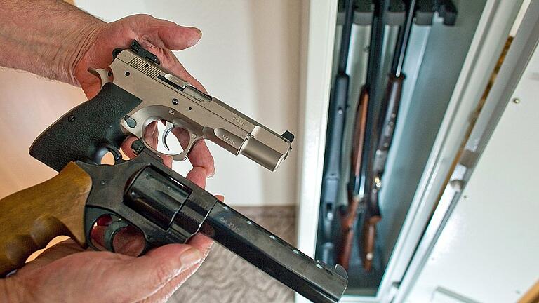 Waffenschrank mit Sportwaffen - Stichtag ist der 1. Juli: Wer bis dahin Waffen und Munition abgibt, die er unerlaubt besitzt, wird nicht bestraft. Waffenschrank mit Sportwaffen - Stichtag ist der 1. Juli: Wer bis dahin Waffen und Munition abgibt, die er unerlaubt besitzt, wird nicht bestraft.
