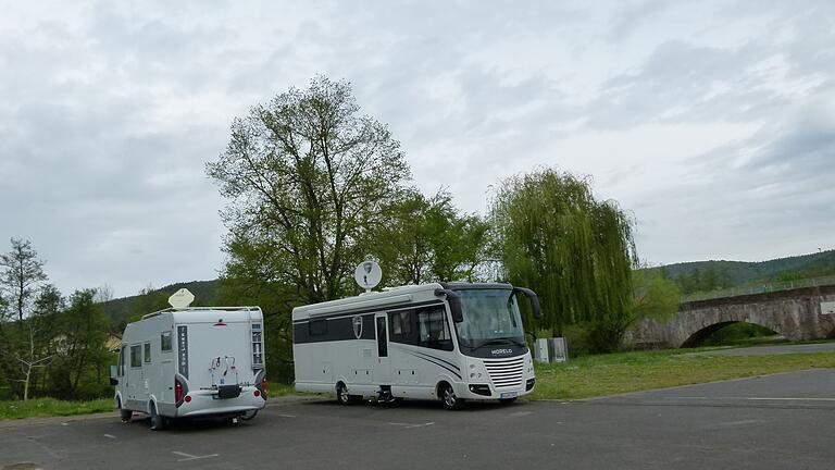 Die zwölf Wohnmobilstellplätze an der Lindenwiese in Gemünden sind laut Kulturamtsleiterin Jasna Blaic sehr gefragt – an den Wochenenden sind sie meistens voll. Am Dienstagmorgen ging es hier eher ruhig zu.