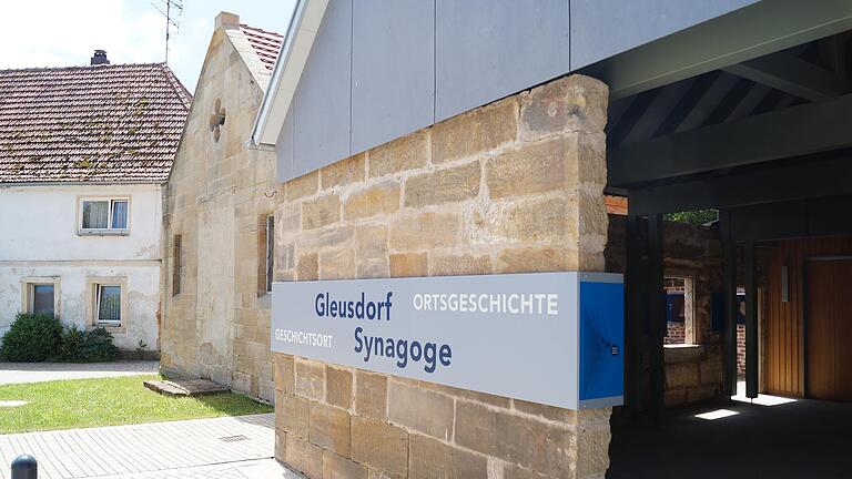 Bis 1909 bestand in Gleusdorf eine jüdische Gemeinde, wechselte die ehemalige Synagoge den Besitzer. Zusammen mit einem Nebengebäude bildet die Synagoge künftig einen Lernort zur Ortsgeschichte. Bis 1909 bestand in Gleusdorf eine jüdische Gemeinde, wechselte die ehemalige Synagoge den Besitzer. Zusammen mit einem Nebengebäude bildet die Synagoge künftig einen Lernort zur Ortsgeschichte.