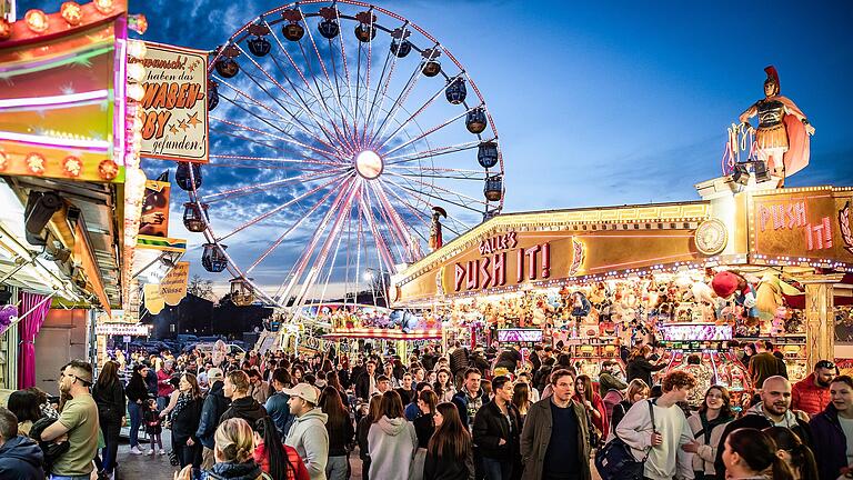 Gleich am ersten Tag gut besucht: Das Würzburger Frühjahrsvolksfest auf der Talavera ist eröffnet.