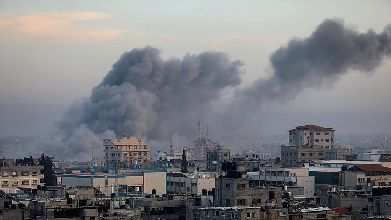 Nahostkonflikt - Rafah.jpeg       -  Nach einem israelischen Luftangriff im südlichen Gazastreifen steigt dichter Rauch über Gebäuden in Rafah auf.