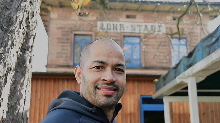 Chandreshwar Gautam vor dem ehemaligen Stadtbahnhof, den er in zehn Jahren nach seinen Vorstellungen umgestaltet hat.&nbsp;