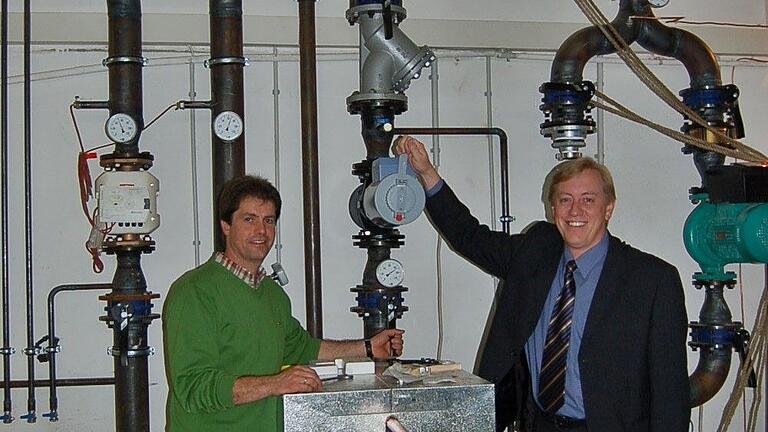Matthias Klöffel und Werner Angermüller legen den Hebel um, damit die Wärme aus der Biogasanlage eingespeist werden kann.
