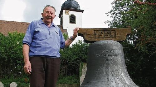 Adolf Höhn führte jahrzehntelang den Widerstand gegen die Eingemeindung von Ermershausen nach Maroldsweisach an. Unser Bild zeigt den heute 75-Jährigen vor der Freiheitsglocke in Ermershausen.