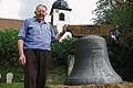Adolf Höhn führte jahrzehntelang den Widerstand gegen die Eingemeindung von Ermershausen nach Maroldsweisach an. Unser Bild zeigt den heute 75-Jährigen vor der Freiheitsglocke in Ermershausen.