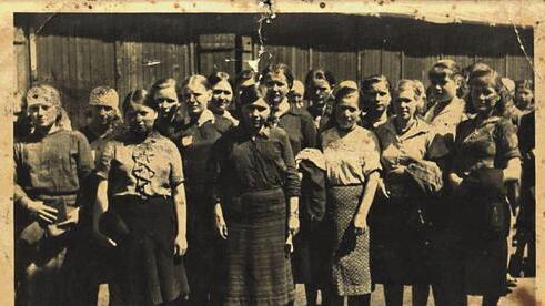 Barackenlager: Im Jahr 1942 wurden diese jungen Zwangsarbeiterinnen im Lager der Vereinigten Kugellagerwerke VKF, heute SKF, fotografiert. Dritte von rechts ist Natalja Kulisch. Barackenlager: Im Jahr 1942 wurden diese jungen Zwangsarbeiterinnen im Lager der Vereinigten Kugellagerwerke VKF, heute SKF, fotografiert. Dritte von rechts ist Natalja Kulisch.