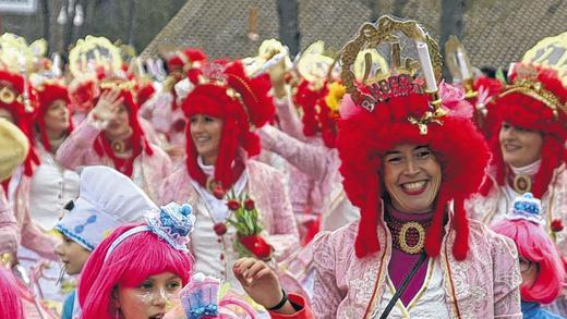 Bunte Jubiläumstorten: 44 Jahre KaKaGe inspirierten die Elferratsdamen zu Tortenkostümen mit ausladenden Röcken.