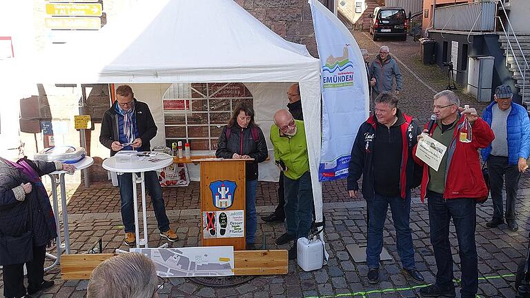 Die ersten 20 Meter &bdquo;besser begehbares Pflaster&rdquo; sind verkauft. Stadtrat und Brenner Hubert Fröhlich (rechts) aus Aschenroth unterstützt die Aktion, indem er den kompletten Verkaufserlös seines Bio-Dinkel-Brandes stiften wird.