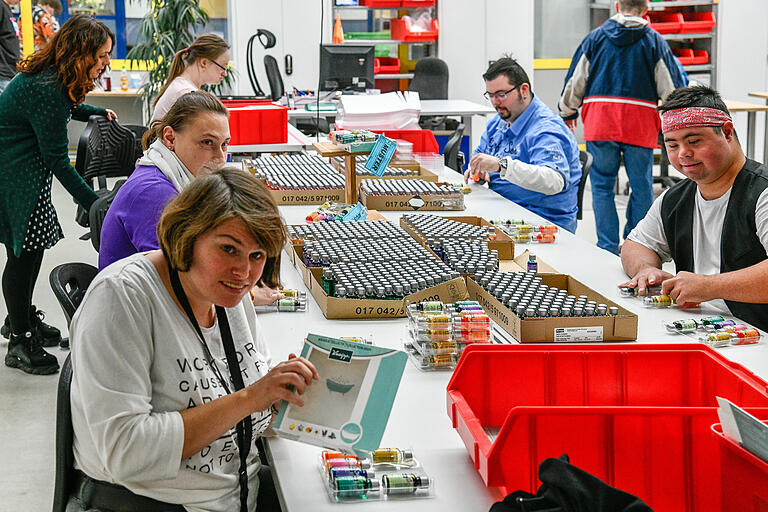 In der Abteilung 'Verpackung' sortieren die Mitarbeiter momentan kleine Badezusätze der Firma Kneipp ein.