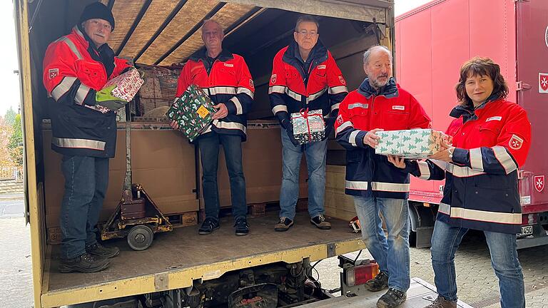 Weit über 600 Weihnachtspäckchen für ukrainische Kinder und ihre Familien haben die Malteser in ganz Unterfranken gesammelt; im Bild: die Malteser Estenfeld rund um Klaus Will (Ortsbeauftragter, Zweiter von rechts) und Christiane Witkovsky (stellvertretende Ortsbeauftragte, rechts).