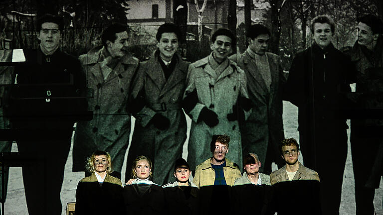 Das Mainfrankentheater spielt auf der Probebühne 'Das schweigende Klassenzimmer' von Dietrich Garstka.
Im November 1956 sind die Nachrichten von der blutigen Niederschlagung des Ungarn-Aufstands über verschiedene Medienkanäle auch in der DDR angekommen. Die Schüler:innen der 12. Klasse der Oberschule in Storkow wollen sich politisch dazu verhalten und solidarisieren sich mit einer Schweigeminute. Dietrich Garstka, einer der Schüler der 12. Klasse von einst, hat die Ereignisse 50 Jahre danach in dokumentarischen Berichten veröffentlicht.