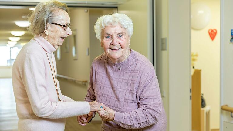 Wiedersehen nach über 80 Jahren: Die 100-jährige Maria Herbst (links) und die 99-jährige Hildegard Rüb haben sich bei ihrem Treffen sofort wiedererkannt.