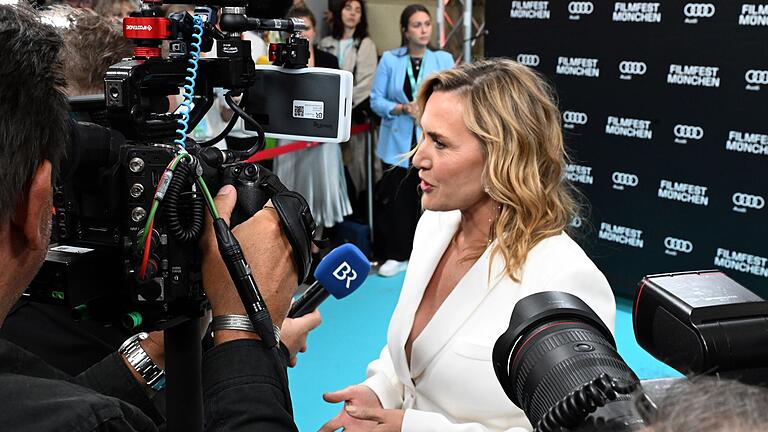 Britische Schauspielerin Kate Winslet beim Filmfest München - Bevor sie einen Preis bekommt, ist Kate Winslet auf dem Filmfest München von Presse und Fans umringt. Britische Schauspielerin Kate Winslet beim Filmfest München - Bevor sie einen Preis bekommt, ist Kate Winslet auf dem Filmfest München von Presse und Fans umringt.