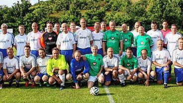 Die &bdquo;Haßberg-Allstars&ldquo; (weiße Trikots) mussten sich der Traditionself des FC 05 Schweinfurt mit 4:6 geschlagen geben. Links Hauptorganisator Werner Griebel.