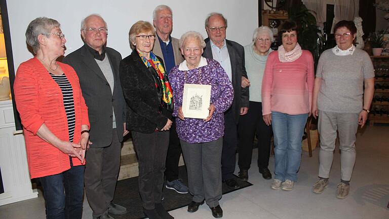 Zahlreiche Ehrungen gab es bei der Sing- und Spielgemeinschaft Ochsenfurt (von links): Brigitte Hofmann, Rudolf Ruhl, Gertrud Sohn, Manfred Pieh, Ingrid Barthel, Johannes Mahr, Emma Ising, Sybille Leismann-Flinner und Vorsitzende Claudia Börner.