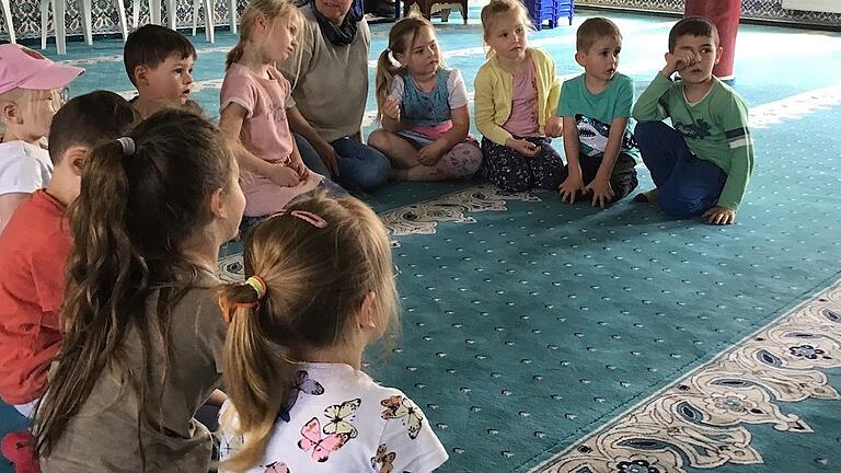 Die Kindergartenkinder bei ihrem Besuch in der Moschee.