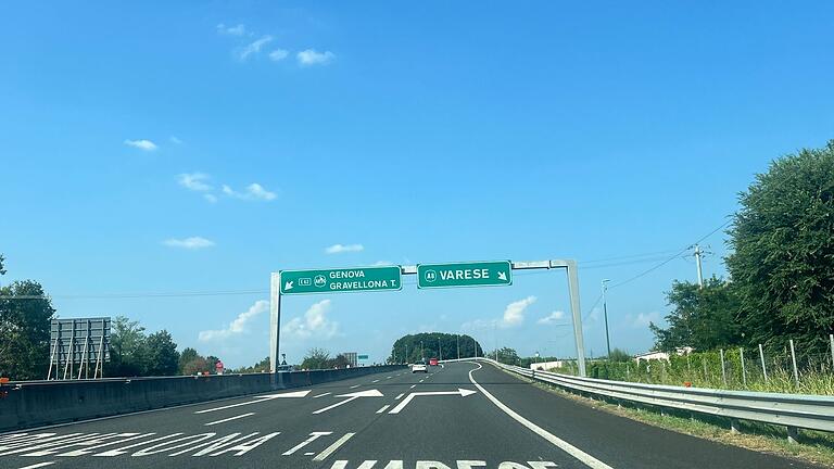 Autobahn zwischen Mailand und Varese       -  Die Autostrada zwischen Mailand und Varese war die erste moderne Autobahn der Welt.