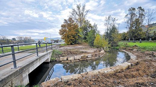 Neu gestaltet: In einem weiten Bogen, der wenig Widerstand bietet, läuft das Mainwasser künftig oberhalb der Schleuse Randersacker in den Umgehungsbach.