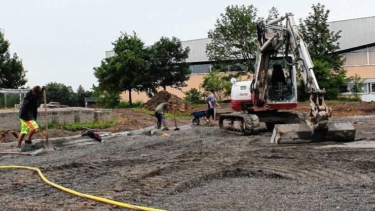Sind die Arbeiten am Untergrund abgeschlossen, wird ein neuer Kunststoffbelag auf das Kleinspielfeld hinter dem Martin-Pollich-Gymnasium aufgebracht. Sind die Arbeiten am Untergrund abgeschlossen, wird ein neuer Kunststoffbelag auf das Kleinspielfeld hinter dem Martin-Pollich-Gymnasium aufgebracht.