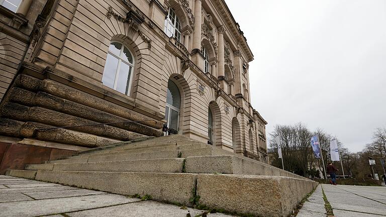 Die Neue Universität am Sanderring in Würzburg ist derzeit wegen des Coronavirus für Studenten geschlossen. Vorlesungen und Seminare sollen im Sommersemester online stattfinden.