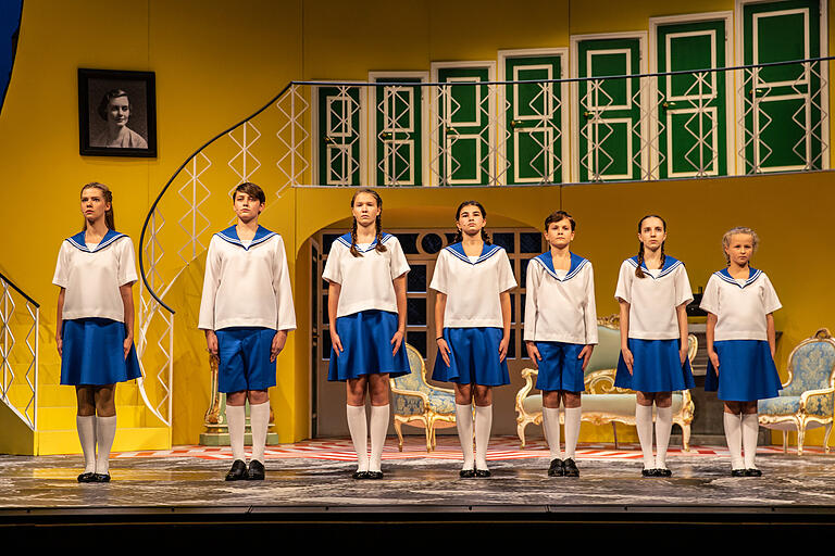 Noch stehen sie in Reih und Glied, die sieben Kinder der Trappfamilie. Doch das wird sich dank Maria bald ändern: (von links) Carmen Kirschner, Paul Rümann, Klara Kovac, Leona Balázs-Piri, Gabriel Kovac, Rosanna Samantha Loos und Melia Mahr. Noch stehen sie in Reih und Glied, die sieben Kinder der Trappfamilie. Doch das wird sich dank Maria bald ändern: (von links) Carmen Kirschner, Paul Rümann, Klara Kovac, Leona Balázs-Piri, Gabriel Kovac, Rosanna Samantha Loos und Melia Mahr.