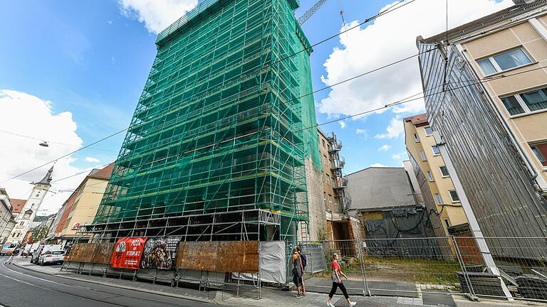 Das sogenannte Ämterhochhaus in der Augustinerstraße 9 ist baufällig. Es soll abgerissen und zusammen mit der bereits verschwundenen Nummer 11 wieder neu gebaut werden.