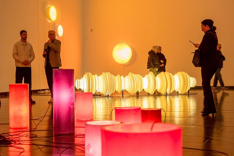 In der Großen Halle entsteht durch das farbige Licht ein besondere Stimmung. In der Großen Halle entsteht durch das farbige Licht ein besondere Stimmung. 