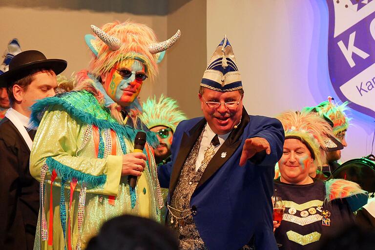 Oberfetzer Jürgen Reinhart von den Hettschter Gassefetzern und Sitzungspräsident André Ziegler beim Büttenabend des Karnevalclubs Hausen.