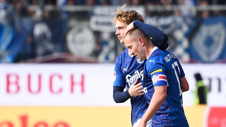 Finn Porath und Lewis Holtby von Holstein Kiel       -  Finn Porath (l.) und Lewis Holtby spielen mit Holstein Kiel am Wochenende gegen den FC Bayern München.