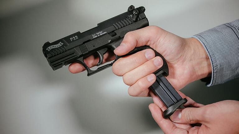 Mit einer Schreckschusspistole (hier ein Symbolbild) hat ein 39-Jähriger in Kitzingen Schüsse in die Luft abgegeben. Mit einer Schreckschusspistole (hier ein Symbolbild) hat ein 39-Jähriger in Kitzingen Schüsse in die Luft abgegeben.