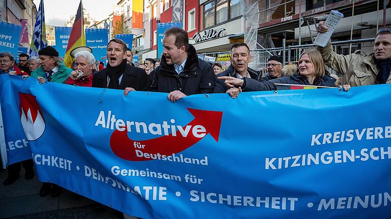 Richard Graupner bei einer AfD-Demo in Schweinfurt im Jahr 2016. Mit im Bild (von rechts): der heutige Bundestagsabgeordnete Petr Bystron, die Fraktionschefin im Landtag Katrin Ebner-Steiner, Graupner, AfD-Landeschef und MdB Martin Sichert, Björn Höcke und der Landtagsabgeordnete Christian Klingen Richard Graupner bei einer AfD-Demo in Schweinfurt im Jahr 2016. Mit im Bild (von rechts): der heutige Bundestagsabgeordnete Petr Bystron, die Fraktionschefin im Landtag Katrin Ebner-Steiner, Graupner, AfD-Landeschef und MdB Martin Sichert, Björn Höcke und der Landtagsabgeordnete Christian Klingen