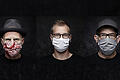 Individuelle Portraitfotos trotz Schutzmaske: So sehen die Ergebnisse des Projekts 'mynewface' aus. Beispielhaft sind hier die beiden Leiter des Projekts Thomas Berberich (links) und Alexander Deß (rechts), sowie der Autor dieses Artikels Lukas Hellmuth (Mitte) als Collage zusammen abgebildet.