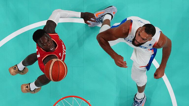 Paris 2024 - Basketball - Dennis Schröder (l.) und die deutschen Basketballer spielten sich in einen Rausch. Paris 2024 - Basketball - Dennis Schröder (l.) und die deutschen Basketballer spielten sich in einen Rausch.